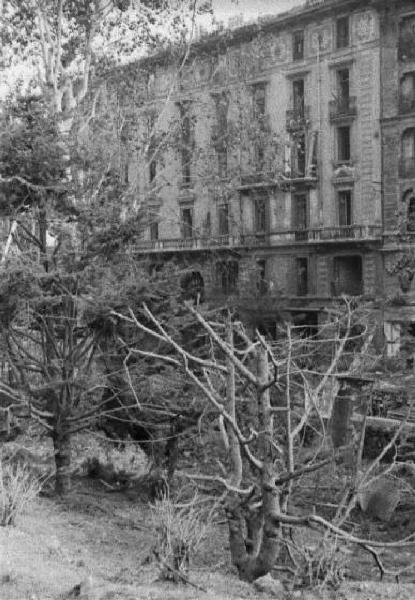 Italia Seconda Guerra Mondiale. Milano. La città dopo il bombardamento del 12 agosto 1943, edifici danneggiati, macerie e alberi abbattuti