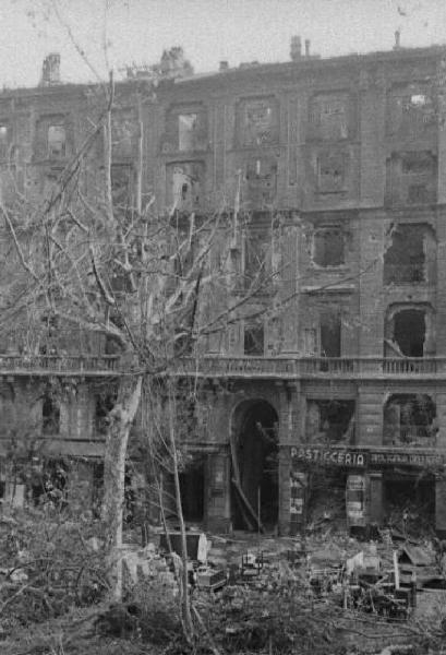 Italia Seconda Guerra Mondiale. Milano. La città dopo il bombardamento del 12 agosto 1943, edifici danneggiati, macerie e alberi abbattuti