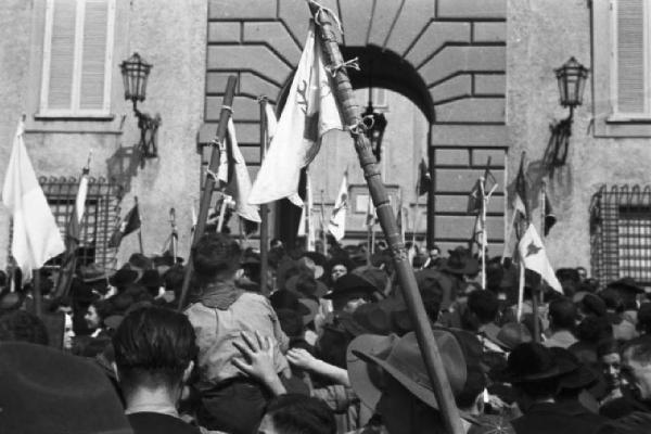 Ike a Castel Gandolfo. Folla di scout con bandiere all'ingresso del Palazzo Pontificio