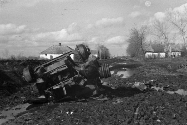 Campagna di Russia. Ucraina - insediamento rurale - autocarro militare ribaltato nel fango