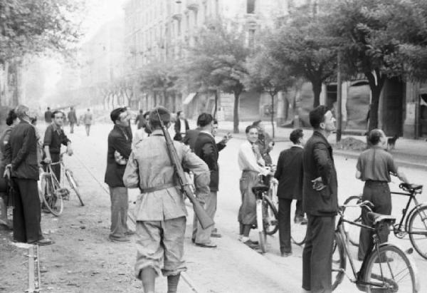 Italia Seconda Guerra Mondiale. Milano. La città dopo il bombardamento del 12 agosto 1943, cittadini e militari armati che osservano le distruzioni patite