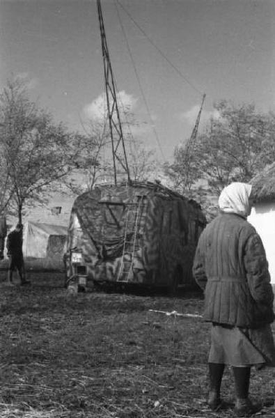 Campagna di Russia. Ucraina - mezzo di trasporto mimetizzato adibito a stazione radio