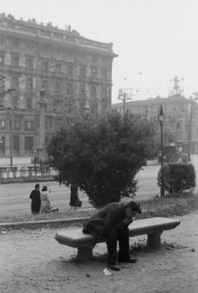 Italia Seconda Guerra Mondiale. Milano. La città dopo il bombardamento del 12 agosto 1943, un cittadino seduto su una panchina con la testa tra le mani