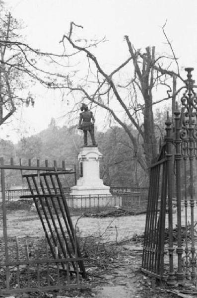 Italia Seconda Guerra Mondiale. Milano. La città dopo il bombardamento del 12 agosto 1943, cancellata distrutta e alberi abbattuti nei giardini di via Palestro