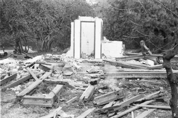 Italia Seconda Guerra Mondiale. Milano. La città dopo il bombardamento del 12 agosto 1943, palazzina abbattuta nei giardini di via Palestro