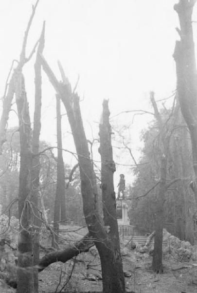 Italia Seconda Guerra Mondiale. Milano. La città dopo il bombardamento del 12 agosto 1943, alberi inceneriti nei giardini di via Palestro