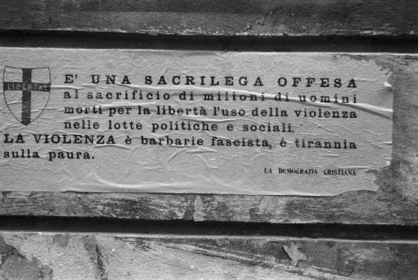 Italia Dopoguerra. Trieste - Manifesto della Democrazia Cristiana che rigetta l'uso della violenza nella lotta politica