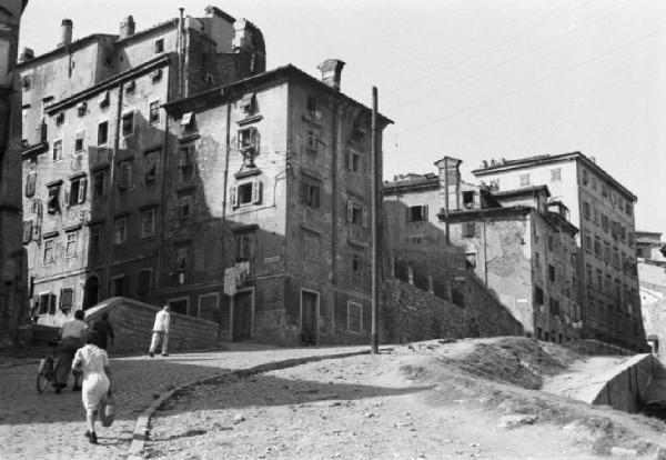 Italia Dopoguerra. Trieste - salita - palazzi d'abitazione