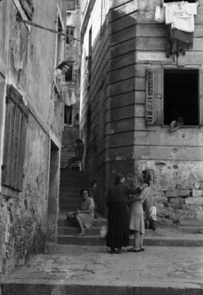 Italia Dopoguerra. Trieste - Centro storico, un' erta scalinata stretta tra gli edifici