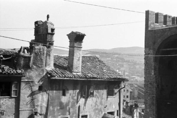 Italia Dopoguerra. Trieste - Centro storico, il tetto semidiroccato di un edificio