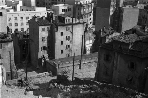 Italia Dopoguerra. Trieste - Veduta dall'alto del centro storico con i resti della città romana