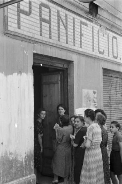 Italia Dopoguerra. Trieste - Donne in coda al panificio