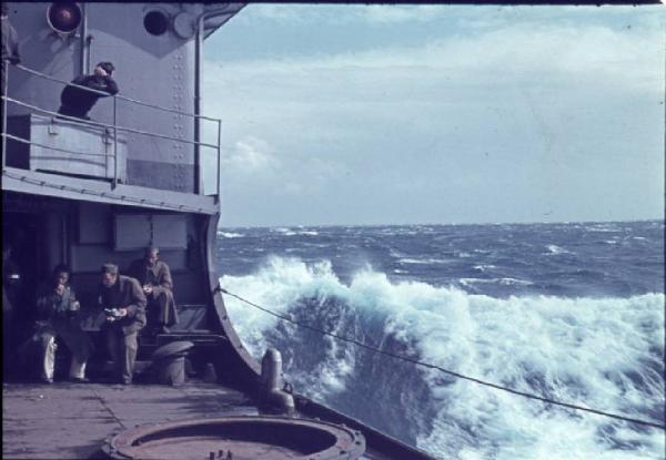 Italia Dopoguerra. Missione Casablanca. Ex prigionieri italiani sul ponte del cacciatorpediniere Duca degli Abruzzi durante il rancio. A lato le onde dell'Oceano Atlantico