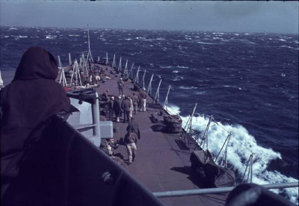 Italia Dopoguerra. Missione Casablanca. Ex prigionieri italiani sul ponte del cacciatorpediniere Duca degli Abruzzi. A lato le onde dell'Oceano Atlantico