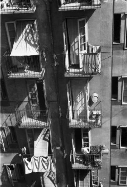 Italia Dopoguerra. Trieste - Un edificio, particolare della facciata con i balconi