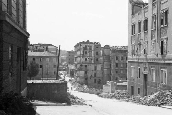 Italia Dopoguerra. Trieste - edifici danneggiati - macerie ai bordi della strada