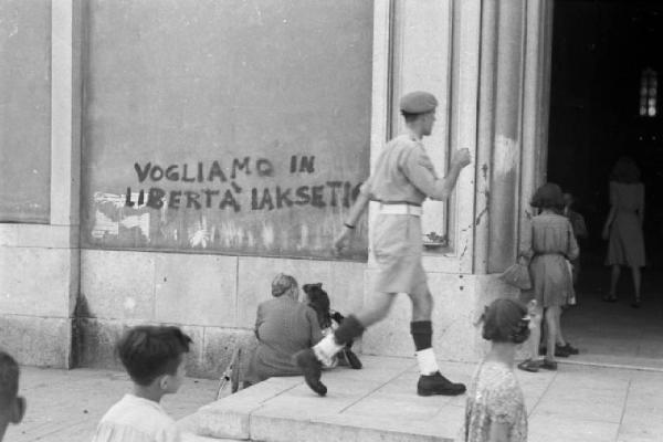 Italia Dopoguerra. Trieste - Scritta su un muro "VOGLIAMO IN LIBERTA' IAKESETICH" e militare