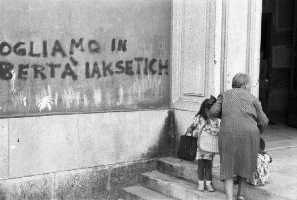 Italia Dopoguerra. Trieste - Scritta su un muro "VOGLIAMO IN LIBERTA' IAKESETICH"