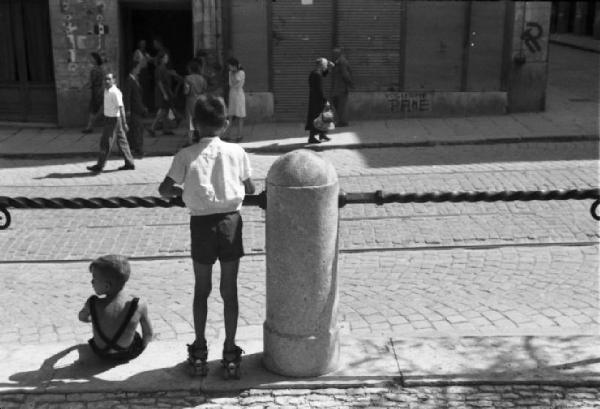 Italia Dopoguerra. Trieste - Ragazzino nei pressi di una colonnina di cemento