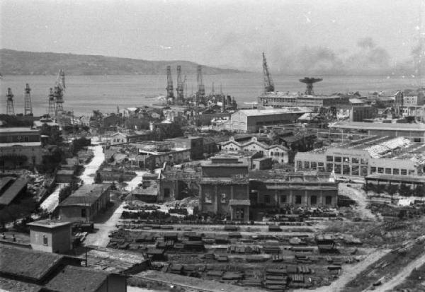 Italia Dopoguerra. Trieste - Veduta del porto