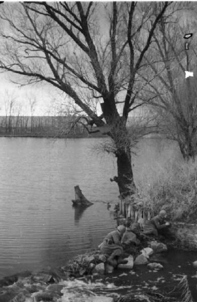 Campagna di Russia. Ucraina - Slavianka [?] - militari italiani appostati lungo la sponda di un fiume