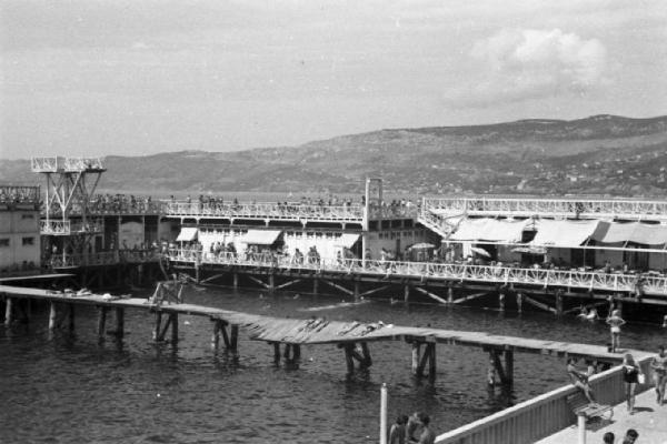 Italia Dopoguerra. Trieste - Pontili di legno