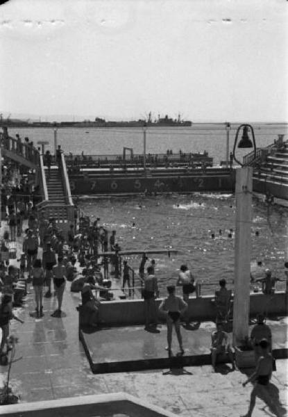 Italia Dopoguerra. Trieste - La piscina pubblica