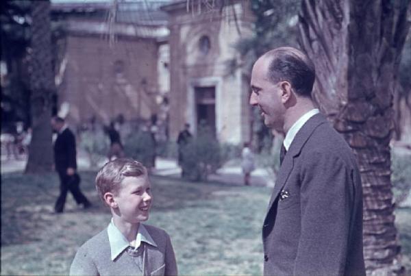 Roma. Quirinale. Esterno. IL re Umberto II di Savoia con il principe Vittorio Emanuele