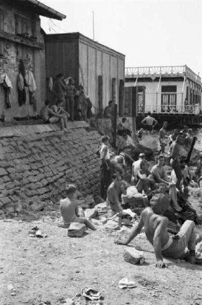 Italia Dopoguerra. Trieste - Bagnanti in spiaggia