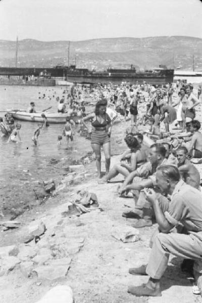 Italia Dopoguerra. Trieste - Bagnanti in spiaggia