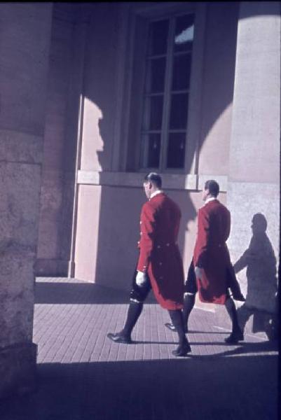 Roma. Quirinale - esterno. Due uomini in divisa passano sotto il palazzo