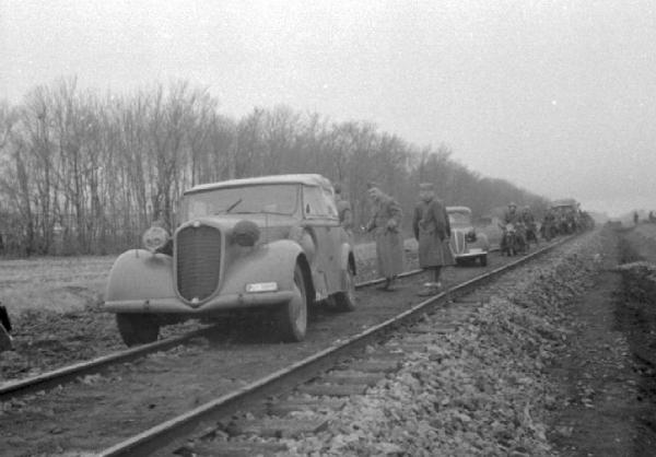 Campagna di Russia. Ucraina - Slavianka [?] - colonna di automezzi militari lungo i binari della ferrovia