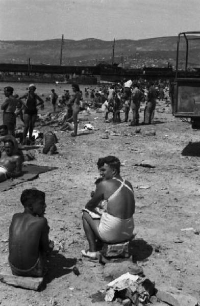 Italia Dopoguerra. Trieste. Bagnanti in spiaggia