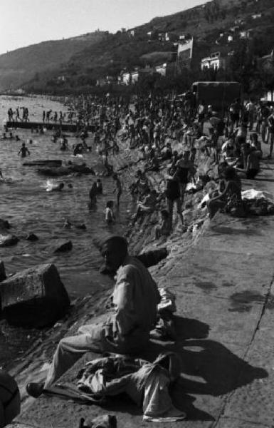 Italia Dopoguerra. Trieste. Bagnanti che affollano il lungomare verso Miramare