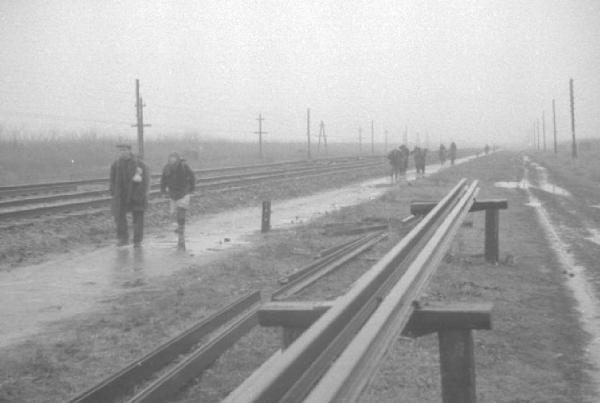 Campagna di Russia. Ucraina - Slavianka [?] - persone camminano lungo i binari della ferrovia