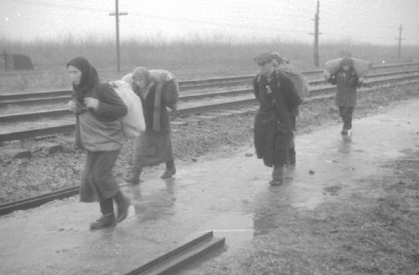 Campagna di Russia. Ucraina - Slavianka [?] - persone camminano lungo i binari della ferrovia