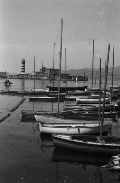 Italia Dopoguerra. Porto di Trieste. I bacini all'interno delle dighe con imbarcazioni a vela ormeggiate