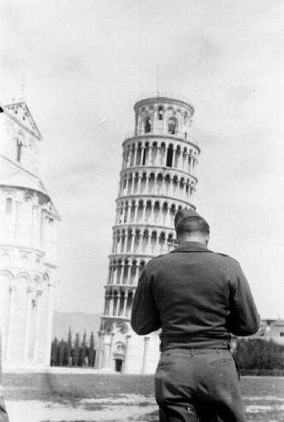 Pisa. Campo dei Miracoli. Militare di fronte alla torre pendente