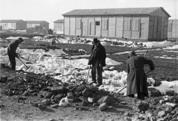 Italia Dopoguerra. Milano - Quartiere Baggio - Operai al lavoro nel terreno circostante gli edifici prefabbricati