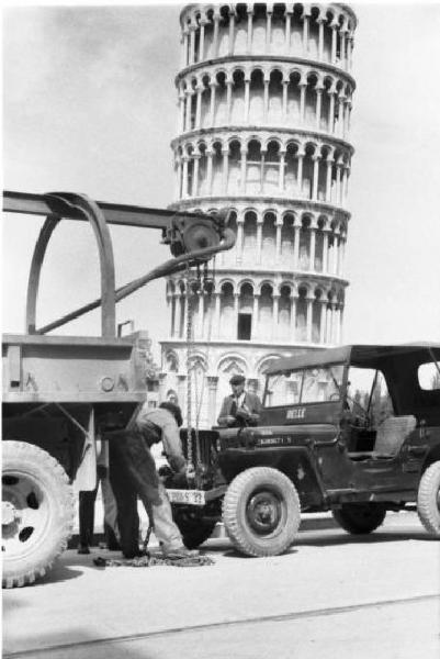 Pisa. Campo dei Miracoli. Mezzo militare legato per il traino ad un altro mezzo sotto la torre pendente - militari