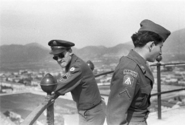 Pisa. Due militari sulla cima della torre pendente