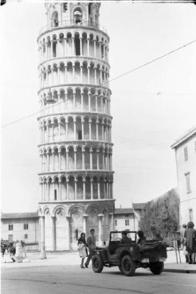 Pisa. Campo dei Miracoli. Jeep militare sotto la torre pendente - attorno civili e militari