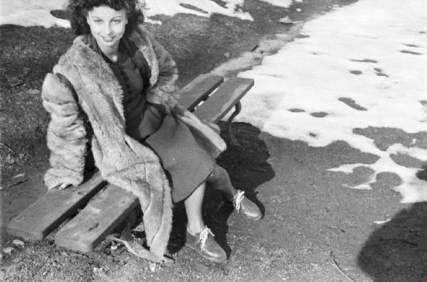 Milano. Ritratto a donna in pelliccia seduta su una panchina - Novella Braghini (?)