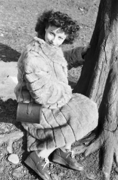 Milano. Ritratto a donna in pelliccia seduta ai piedi di un albero - Novella Braghini (?)