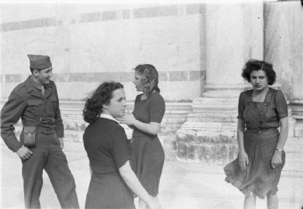 Pisa. Campo dei Miracoli. Tre ragazze e un militare sotto le mura del duomo