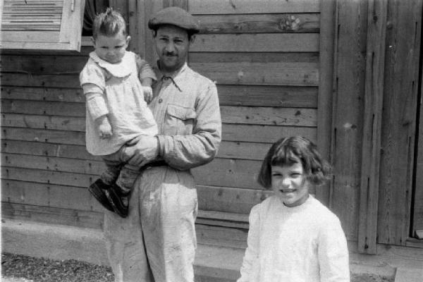 Italia Dopoguerra. Milano - Quartiere Baggio - Ritratto di famiglia fra le baracche