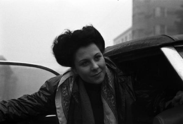 Ritratto femminile - donna sorride mentre esce da un'automobile - Mara Lopez (?)