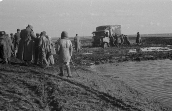 Campagna di Russia. Ucraina - Slavianka [?] - automezzo militare impantanato - astanti