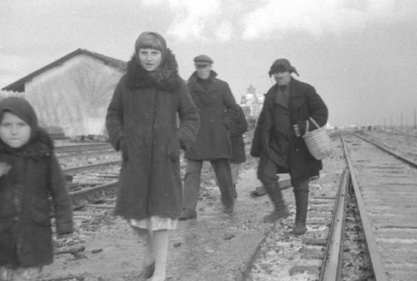 Campagna di Russia. Ucraina - persone camminano lungo i binari della ferrovia - profughi [?]