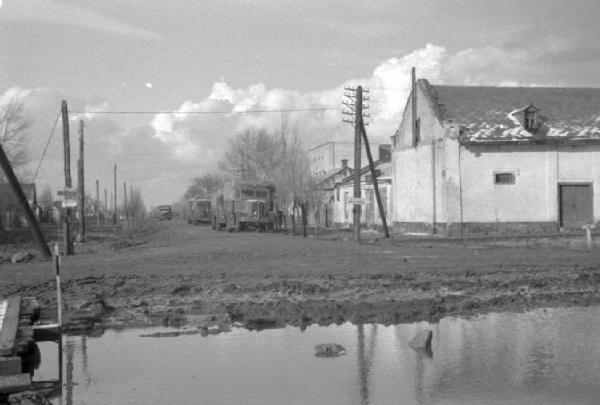 Campagna di Russia. Ucraina - Mejevaia [?] - automezzi militari - ristagni d'acqua